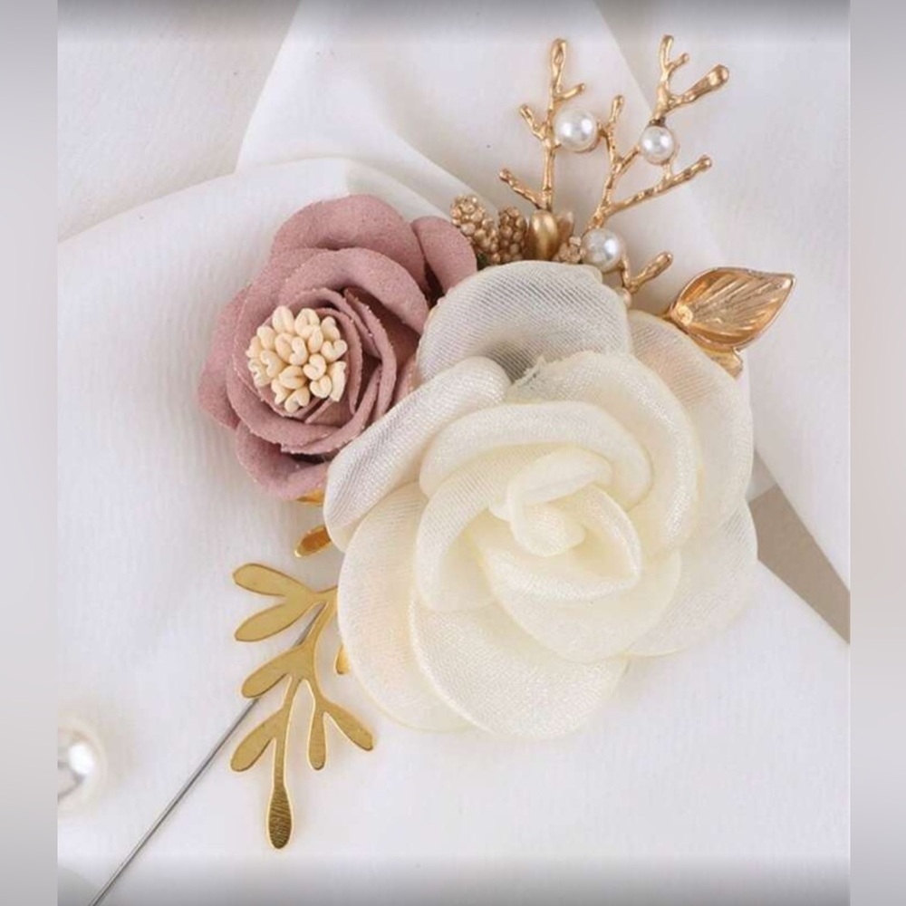 ✨NEW Elegant Floral Brooch with Gold Accents - Picture 3 of 3
